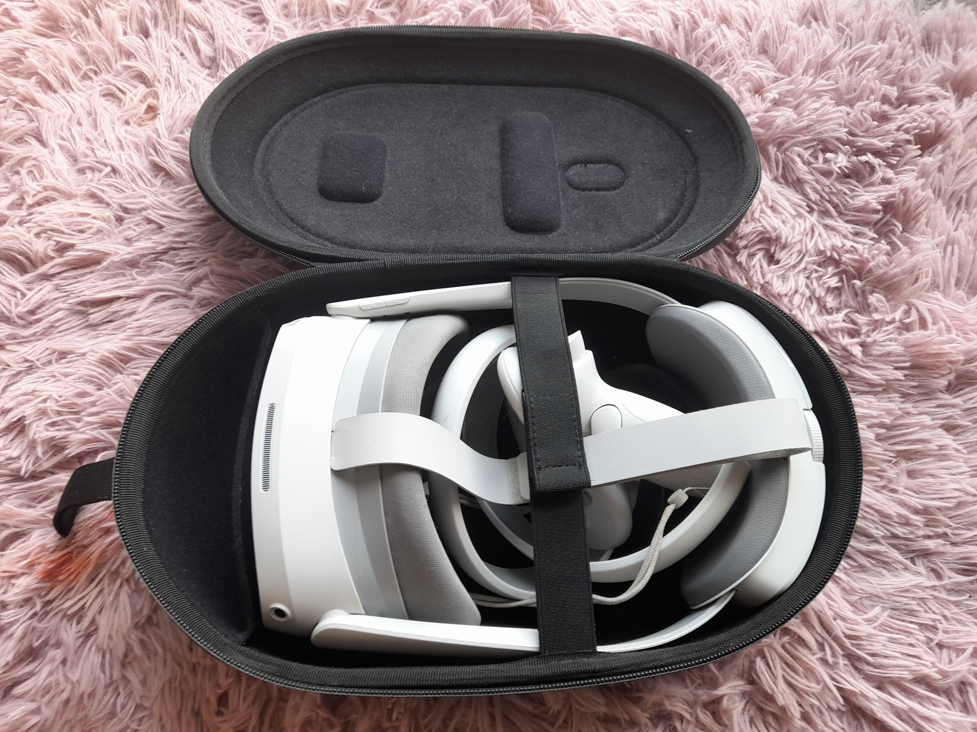 Pico 4 All-in-one VR headset 128G. + walizka syntech