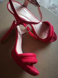 Sandálias em vermelho da marca ANGARI