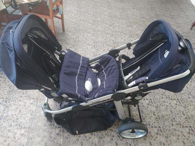 Carro de bebê duplo