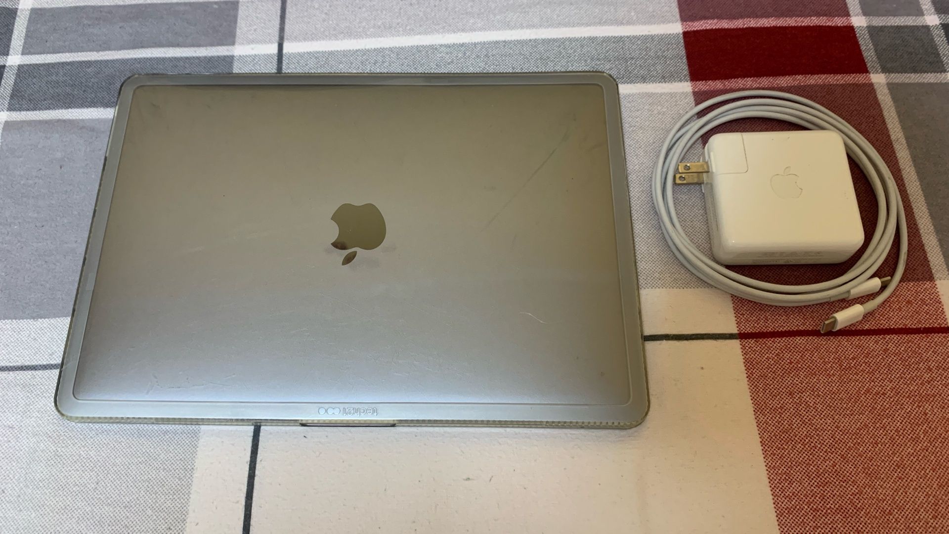 MacBook Pro 2017r., kolor: tytanowy, + nowa ładowarka