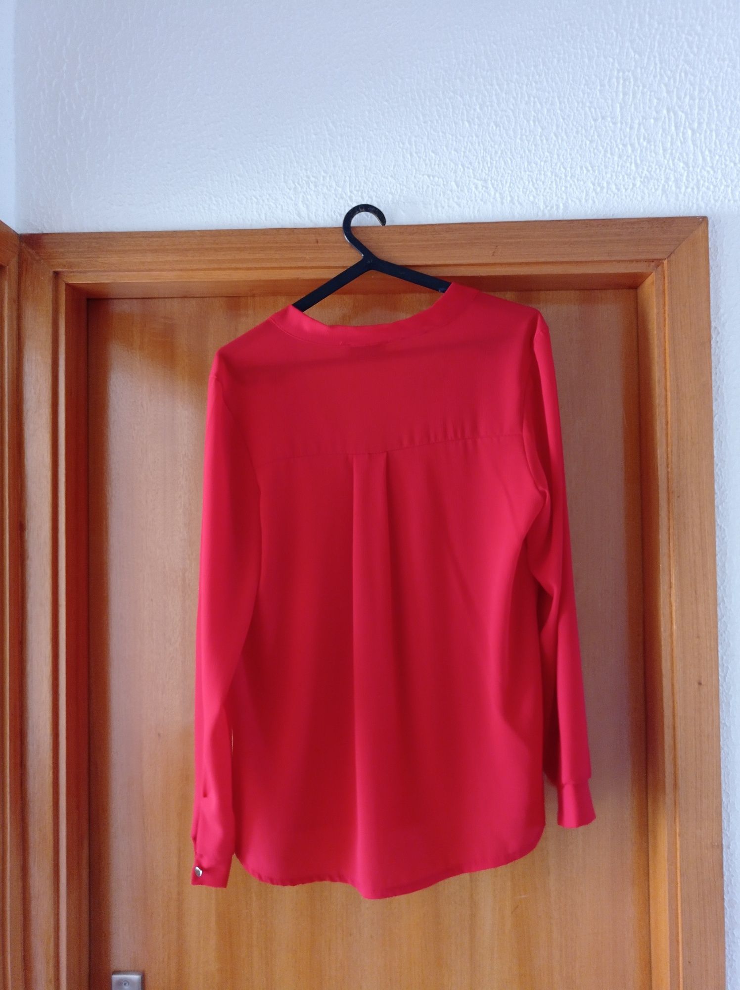 Blusa vermelha com fitas