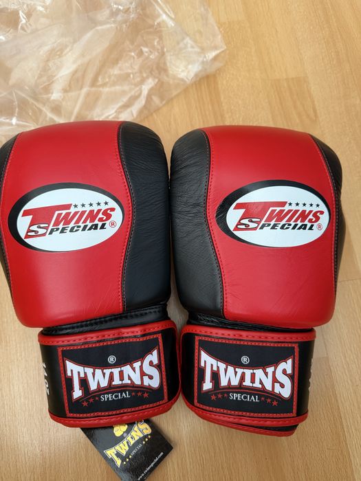 Бокскерские перчатки кожаные !