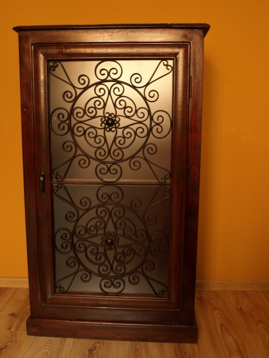 Duża Witryna, biblioteczka indyjska kolonialna