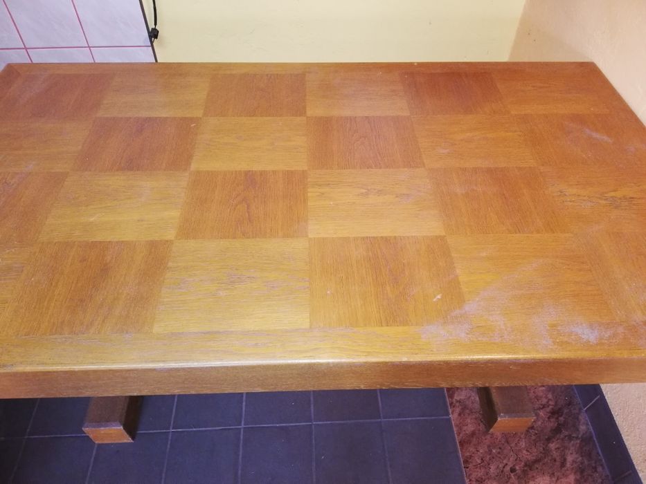 Antyczny zestaw mebli z motywem zwierząt.