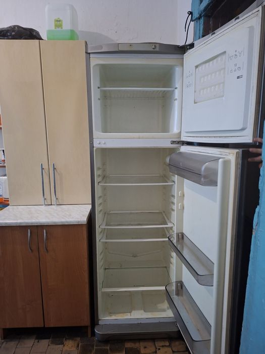Холодильник б/у Аристон