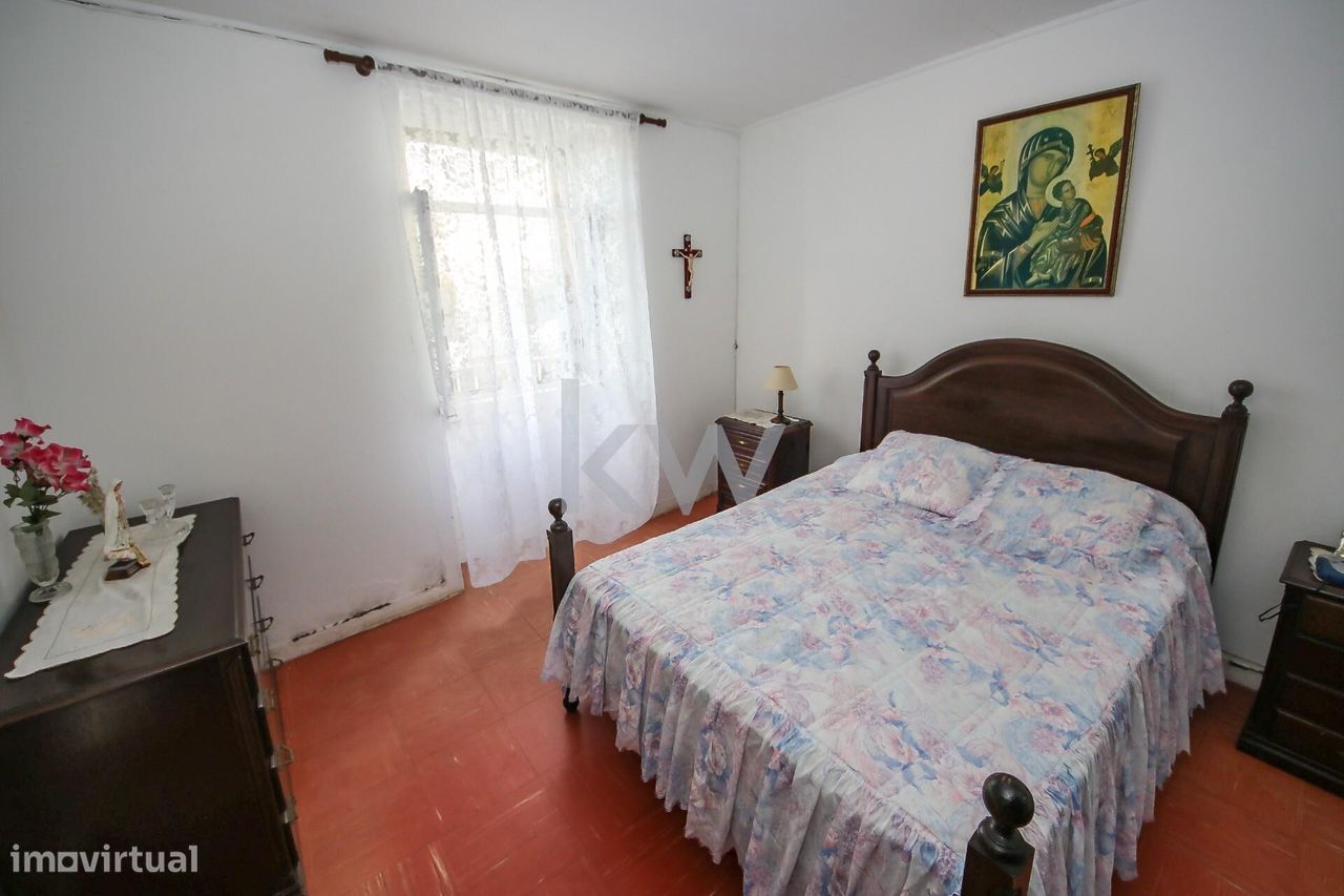 Moradia Isolada V3+2, com garagem e quintal, com estacionamento ao lad