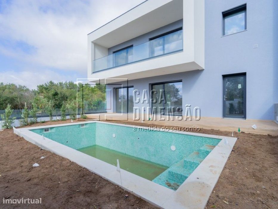 Moradia de Arquitectura Moderna de tipologia T4 com piscina e jardi...