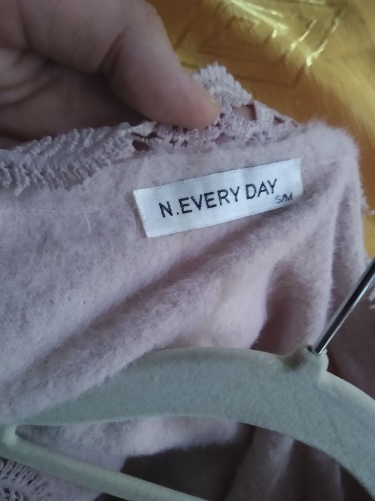 Różowy sweter z aplikacją jak alpaka