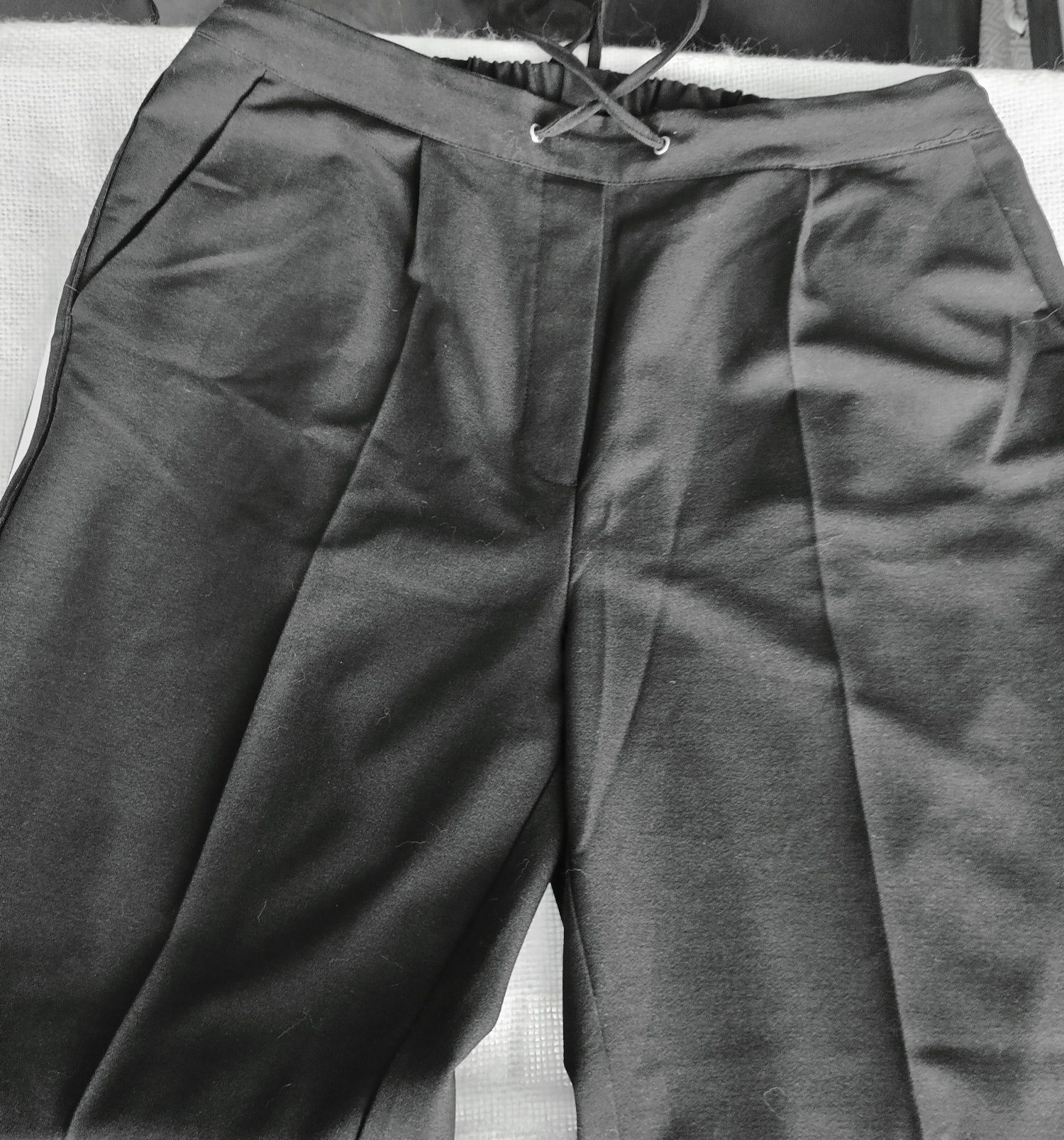 Czarne spodnie damskie z lampasami 42/44