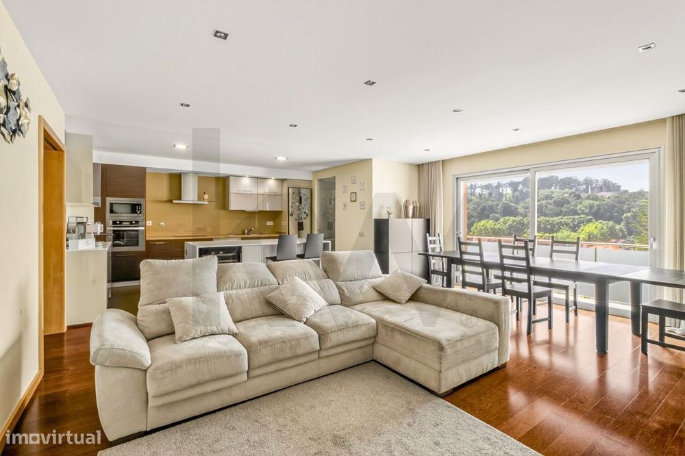 T4 com Garagem Privada e Vista no Coração da Feira — Espaço e Localiza