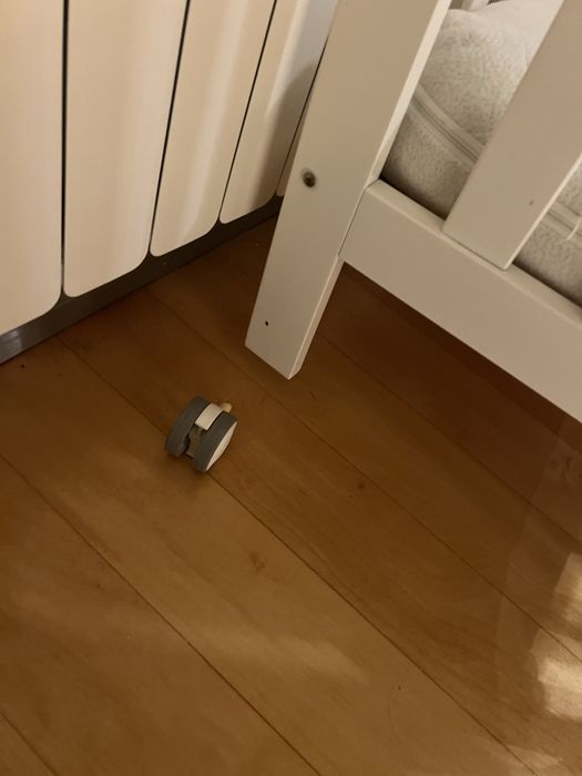 Berço a precisar reparação (roda)