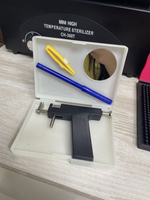 Тример andis та пістолет для проколу вух