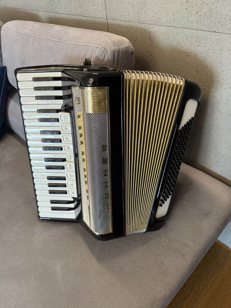 Akordeon hohner lucia lV P 96 basow