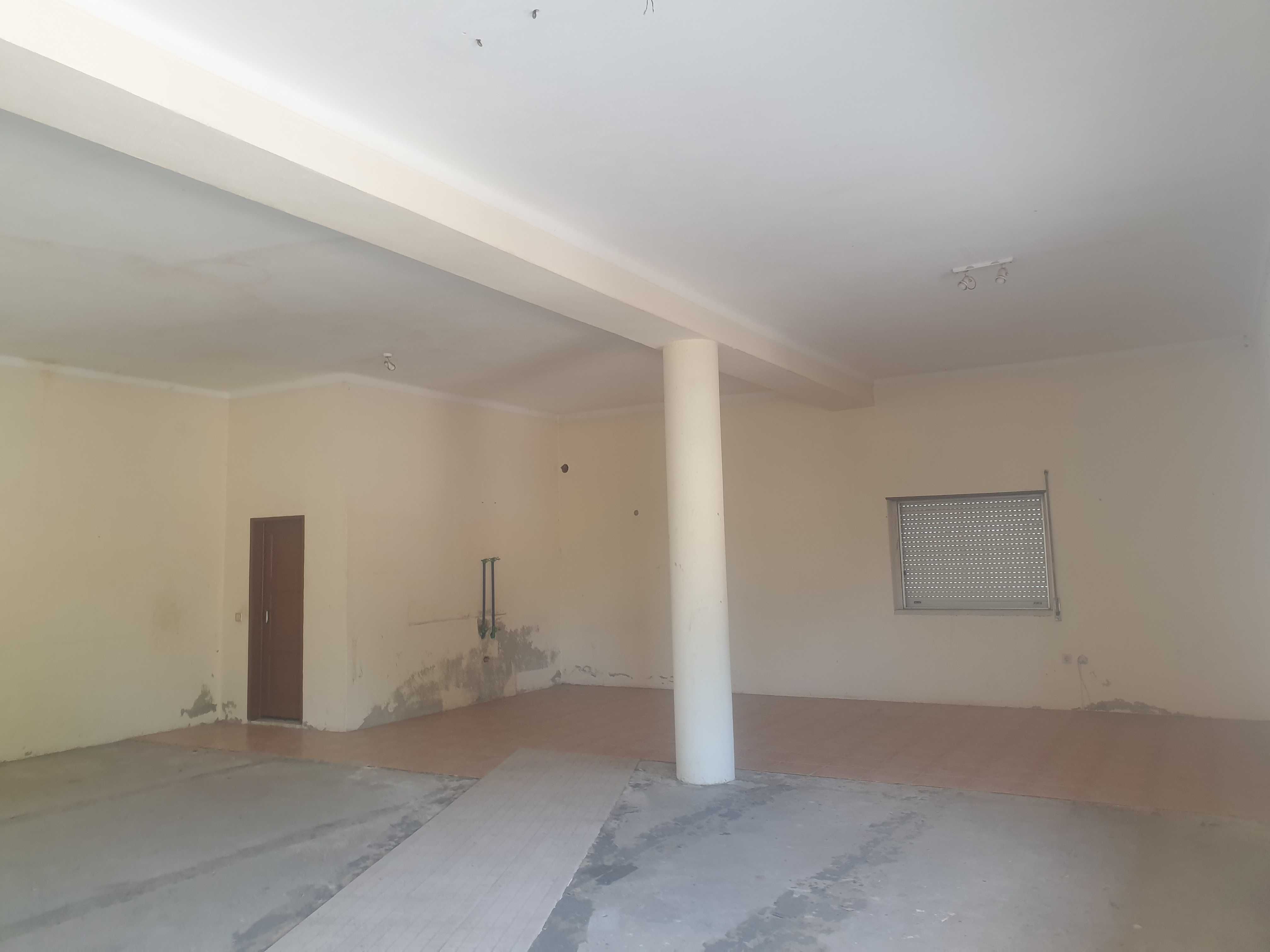 Aluga-se espaço com 100m²