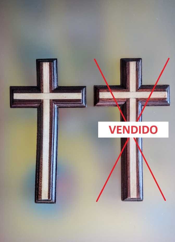Crucifixos em madeira decorativos