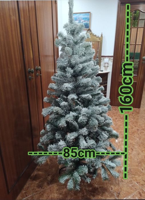 Árvore de natal verde com neve casa quarto apartamento vivenda escritó