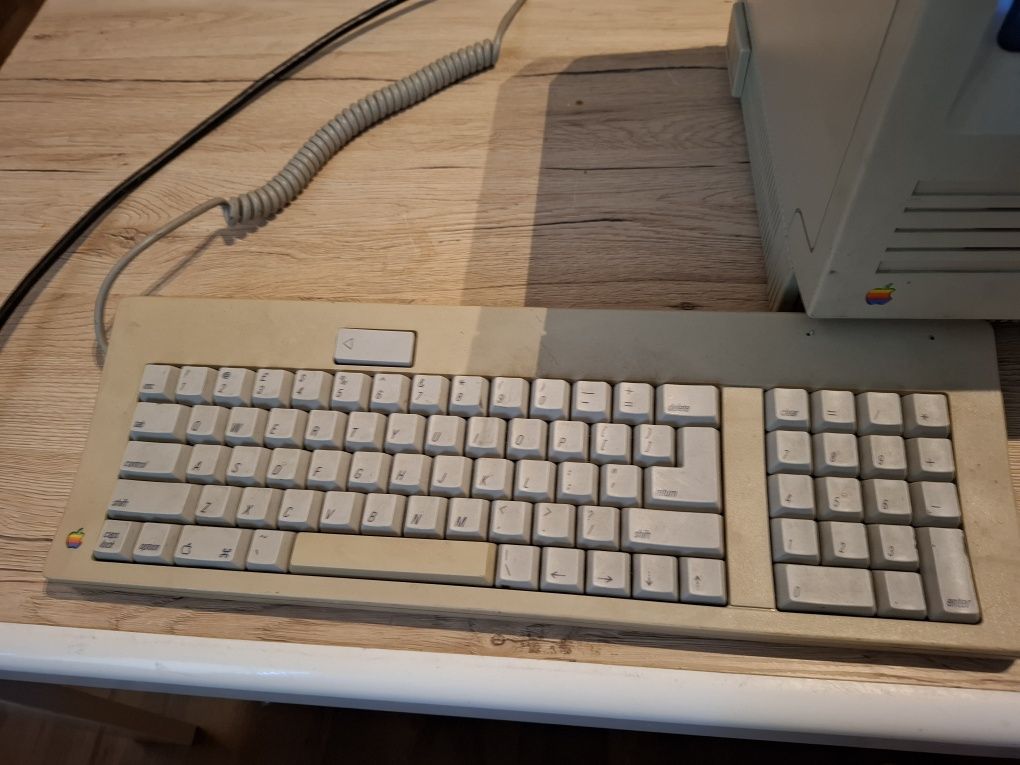 Apple Macintosh SE – kompletny zestaw retro (klawiatura + myszka)
