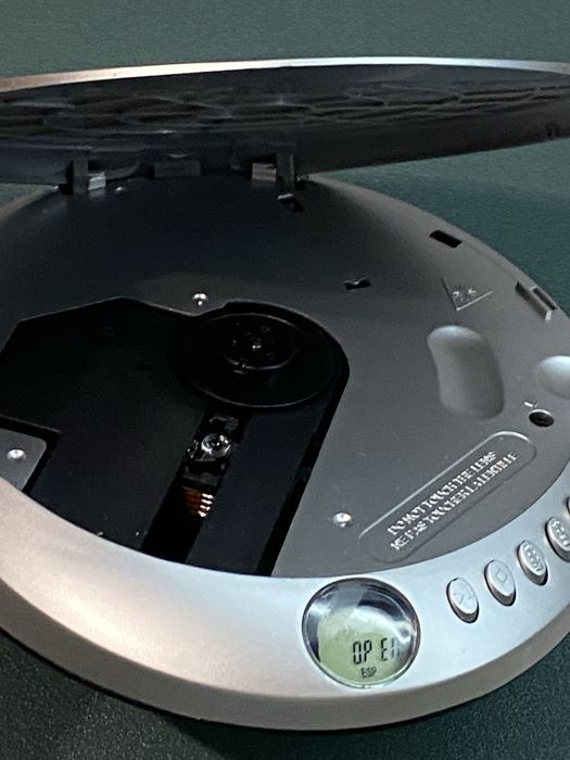 CD-плеєр Bush (Discman) працює