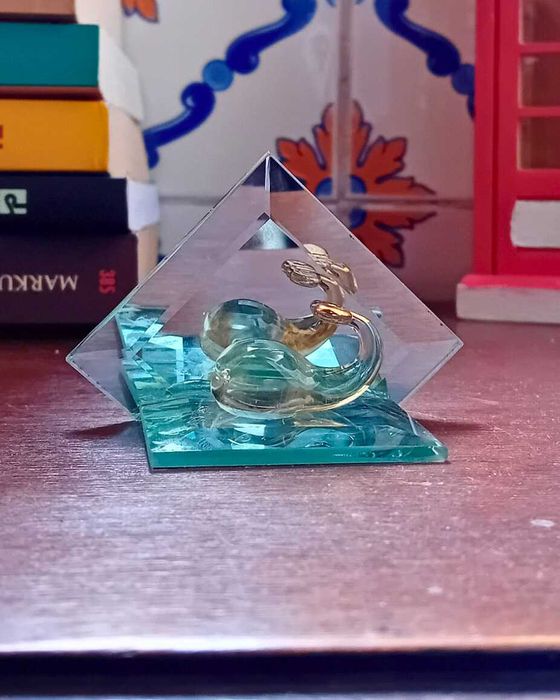 Decoração Antiga – Espelho com Baleia em Vidro e Detalhes Dourados