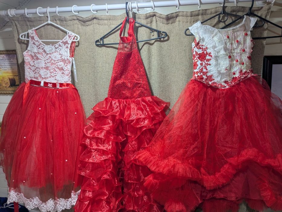 Продам бальні сукні