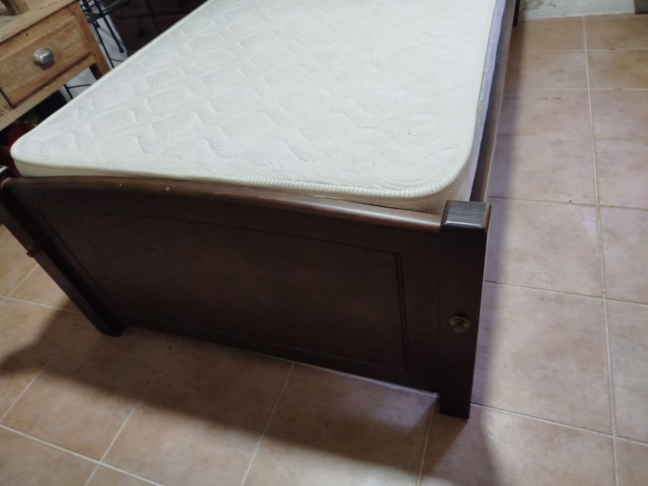 Cama solteiro em excelente  estado
