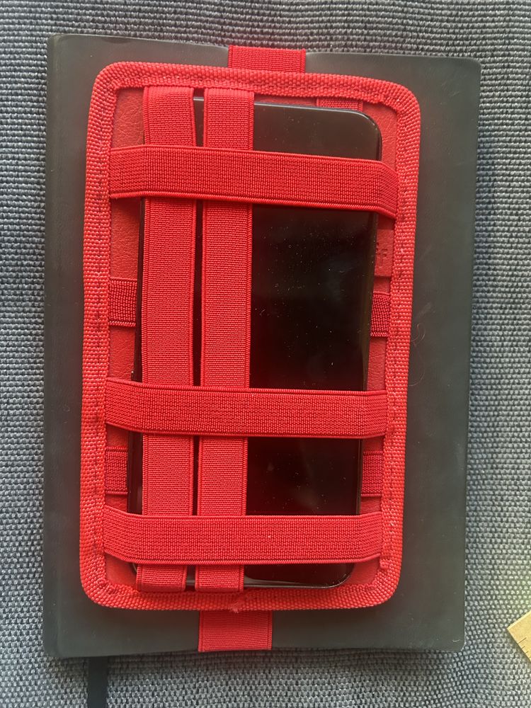 Dodatek/holder na notes