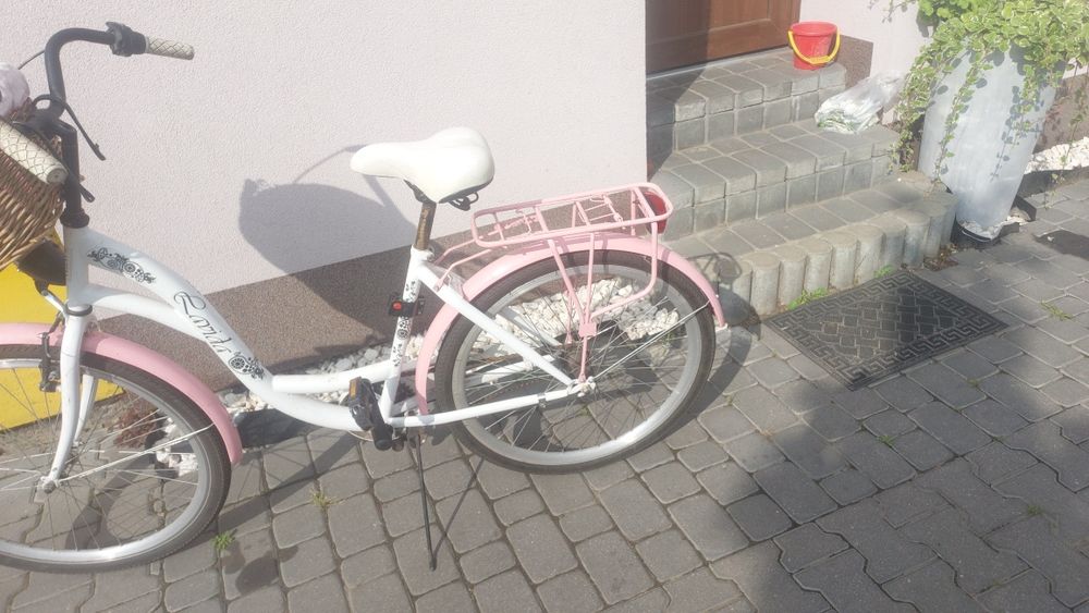 Biało różowy rower dla dziewczynki z koszykiem
