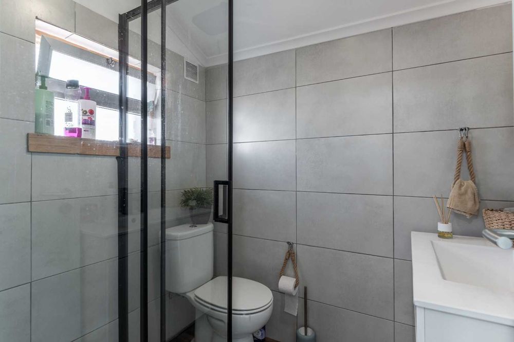 Alugo 1º andar moradia em Fernao Ferro