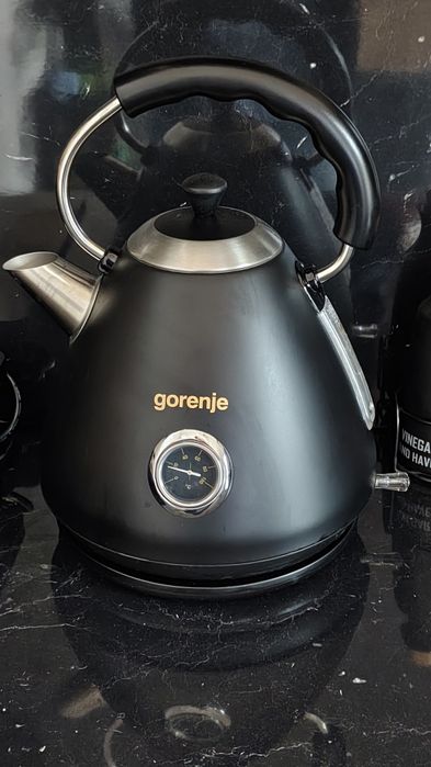 Здається подобово будиночок у лісі