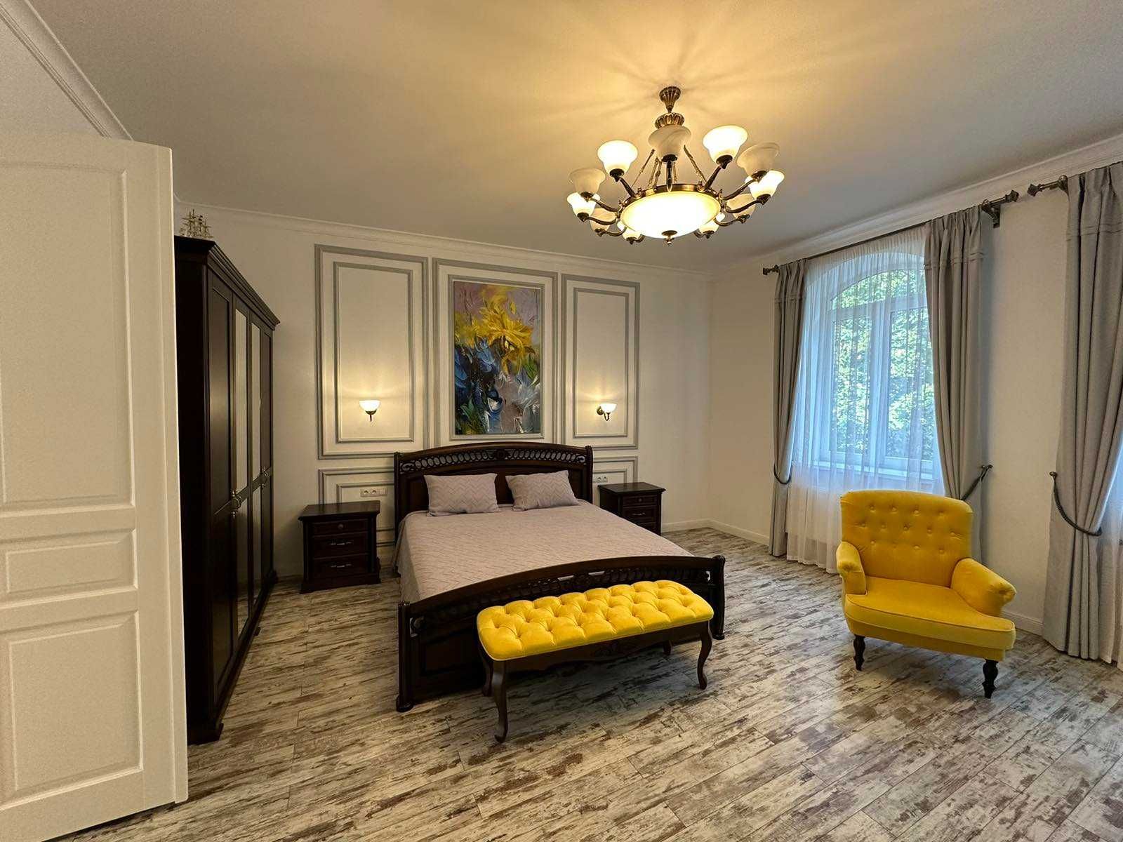 Продаж квартири ВІП класу в центрі на вул. Мосяжна. 182кв. Без комісії