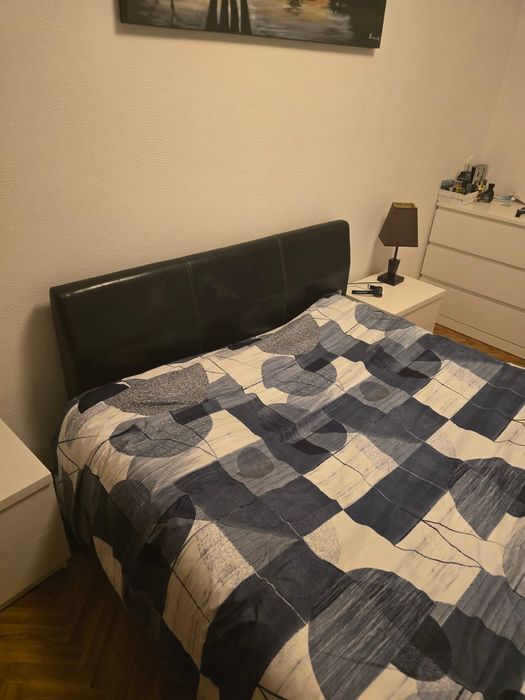 Cama com cabeceira a imitar a pele