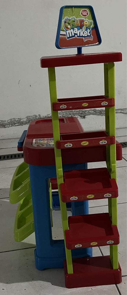 Supermercado crianca e cesto compras