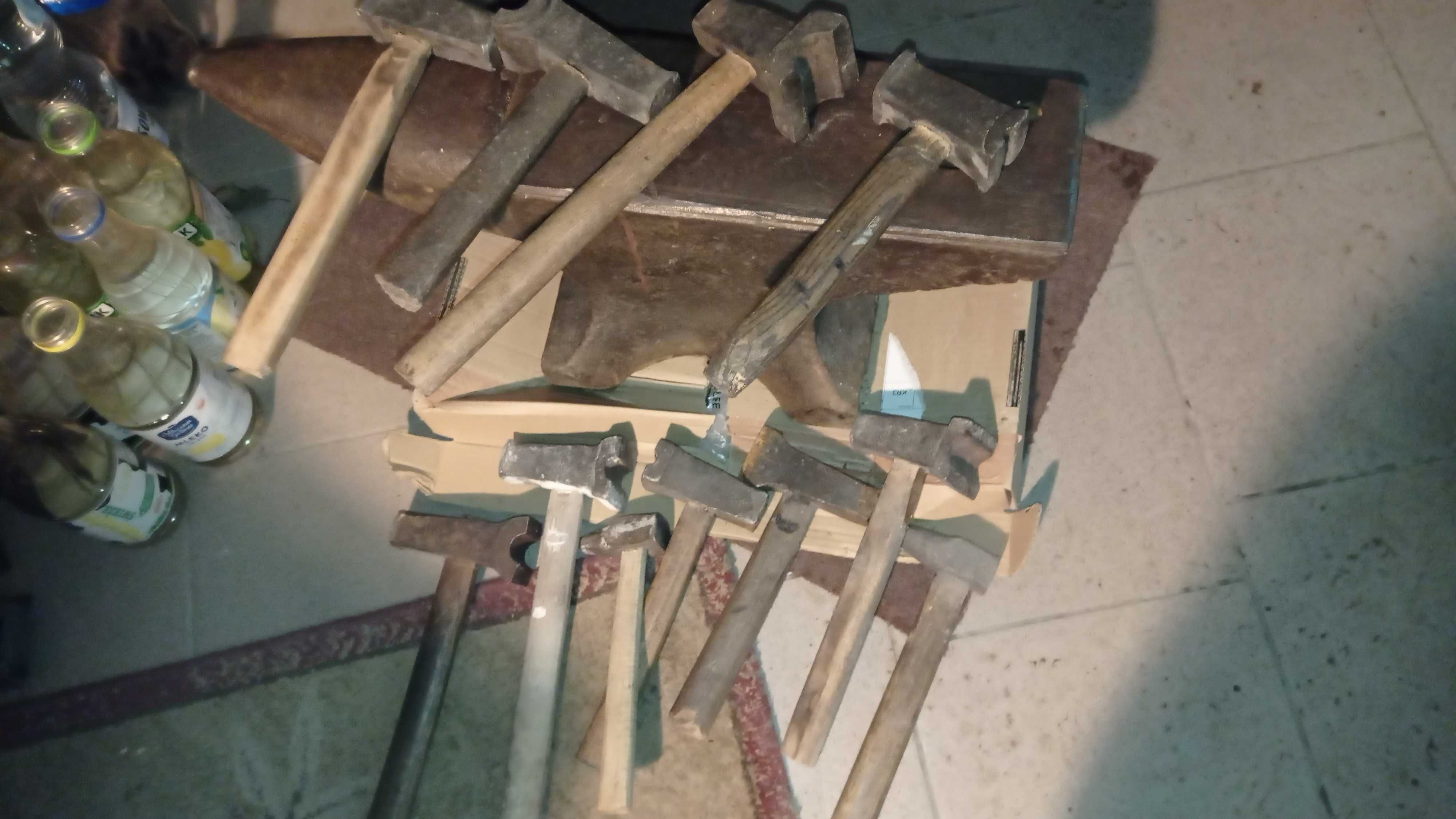 Kowadło kowalskie 100 kg jednorożne plus 11 młotków