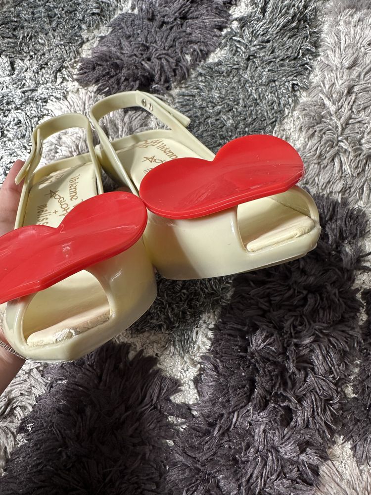 Buty na obcasie z czerwonym serduszkiem Melissa x Vivienne Westwood