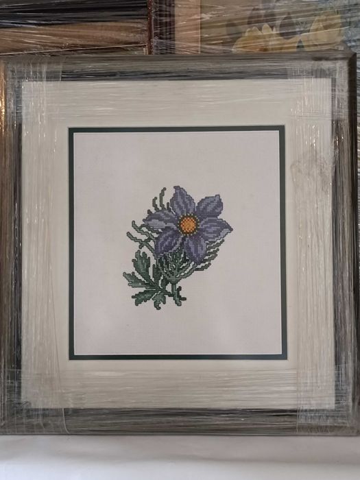 Quadro antigo lindíssimo com Flor Bordada