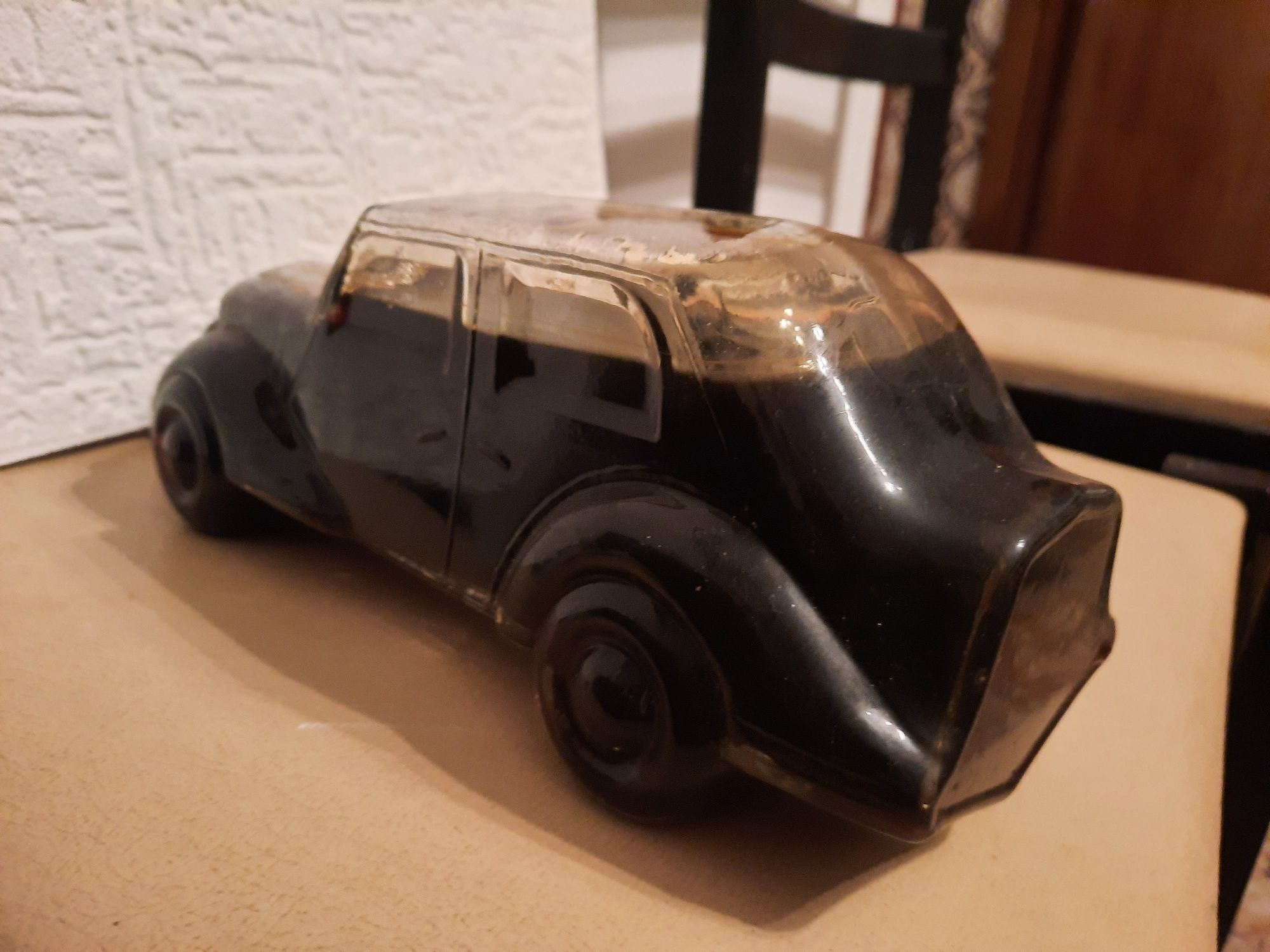Garrafa em vidro muito antiga em forma de carro
