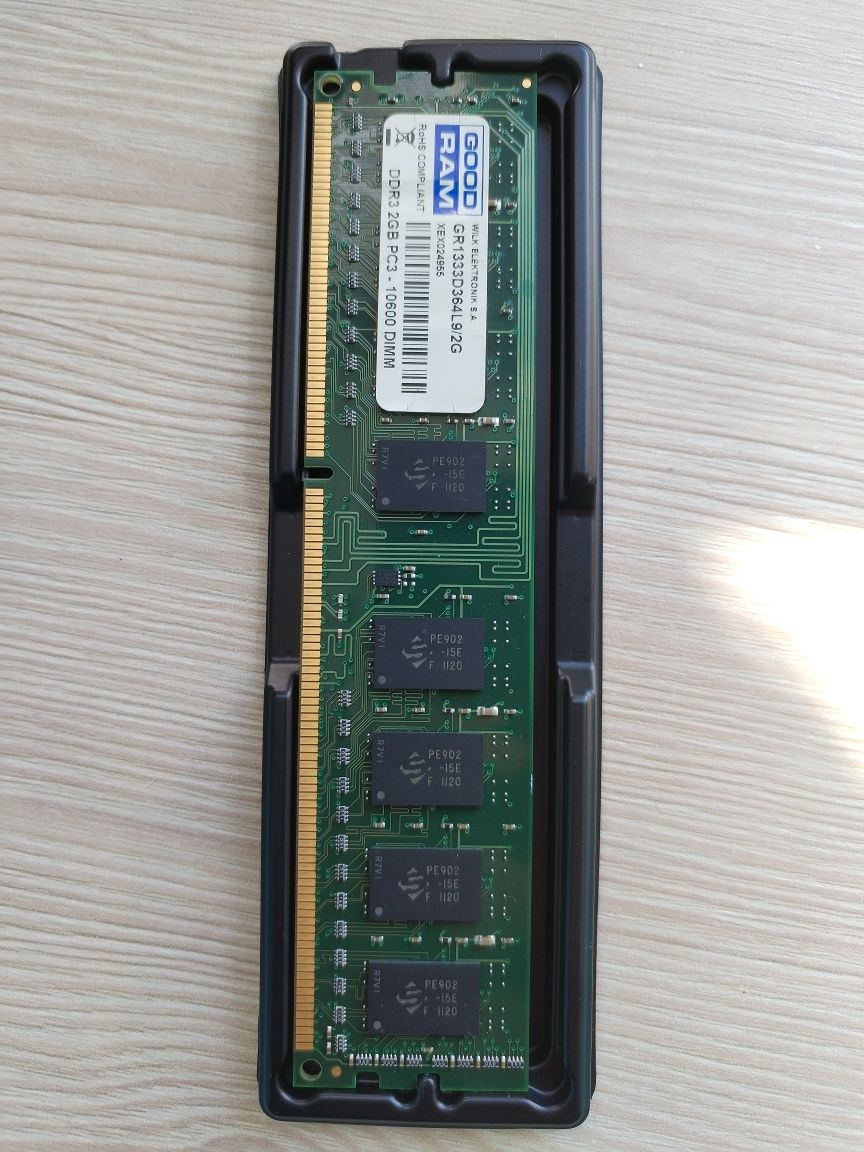 оперативна пам'ять DDR3 в наявності дві плашки по 2гб