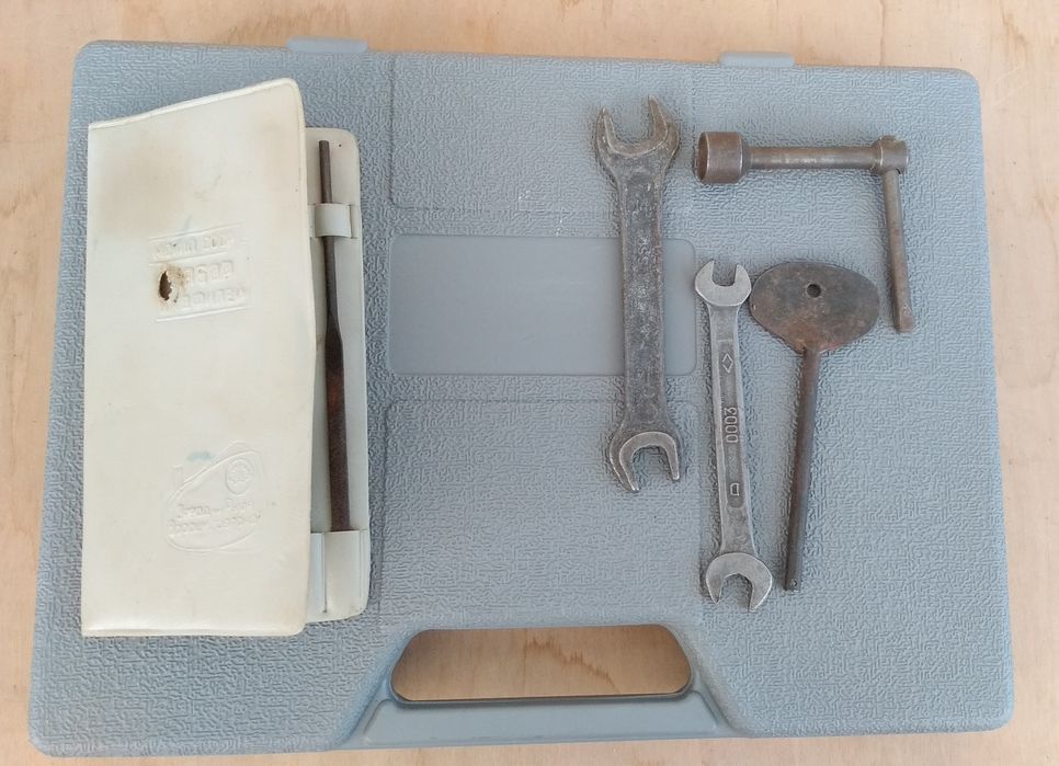 Набор инструментов: кейс, надфили, ключи.