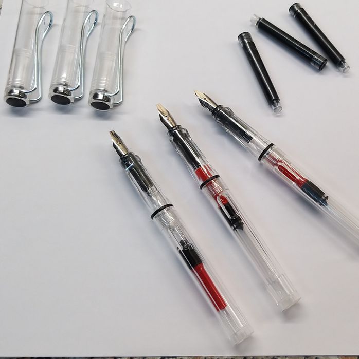 Canetas para caligrafia.