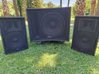 Sistema B52 auto-amplificado 1000W RMS, com sub-woofer de 15 polegadas