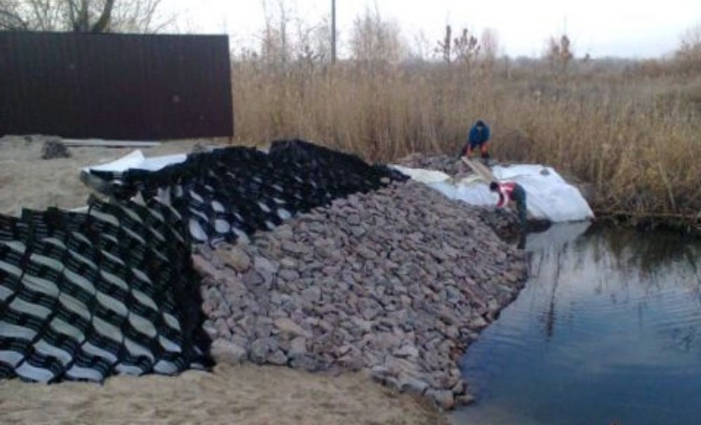 Укрепление берега бутовым камнем,шпунтом ПВХ.