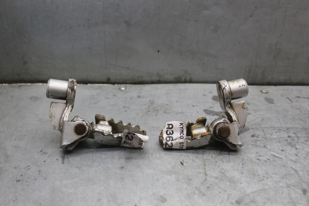 Kymco Stryker 125 Sety set lewy prawy podnóżek podnóżki