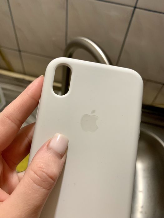 Чохол білого кольору на iphone xr