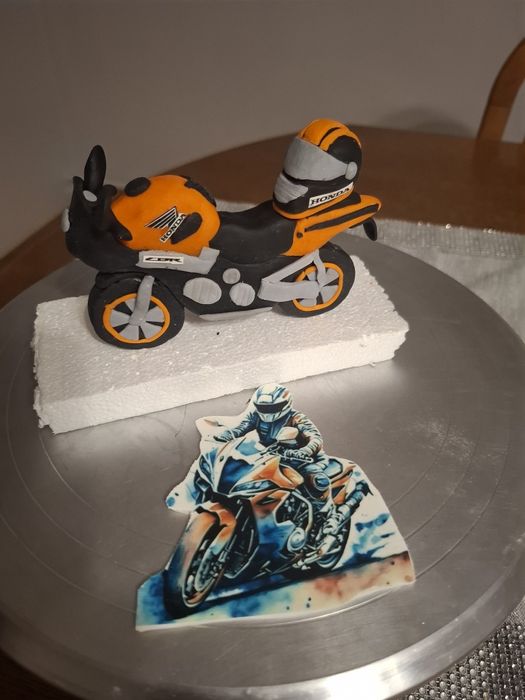 Motor na tort z masy cukrowej