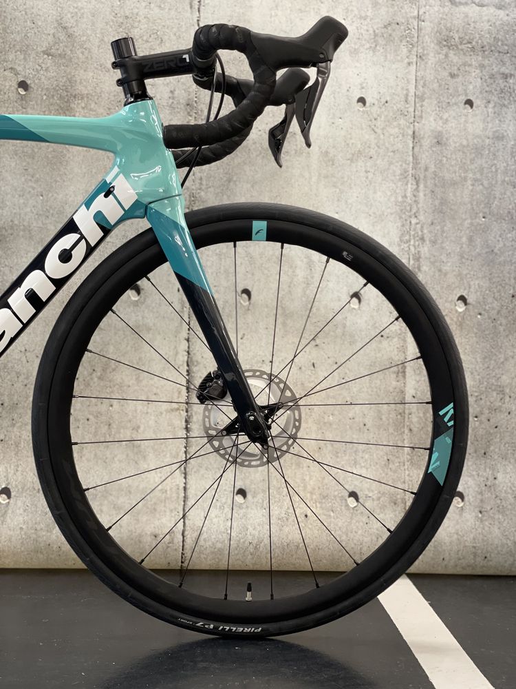 Szosa Bianchi Oltre XR3 Disc Ultegra Di2 8170 celeste