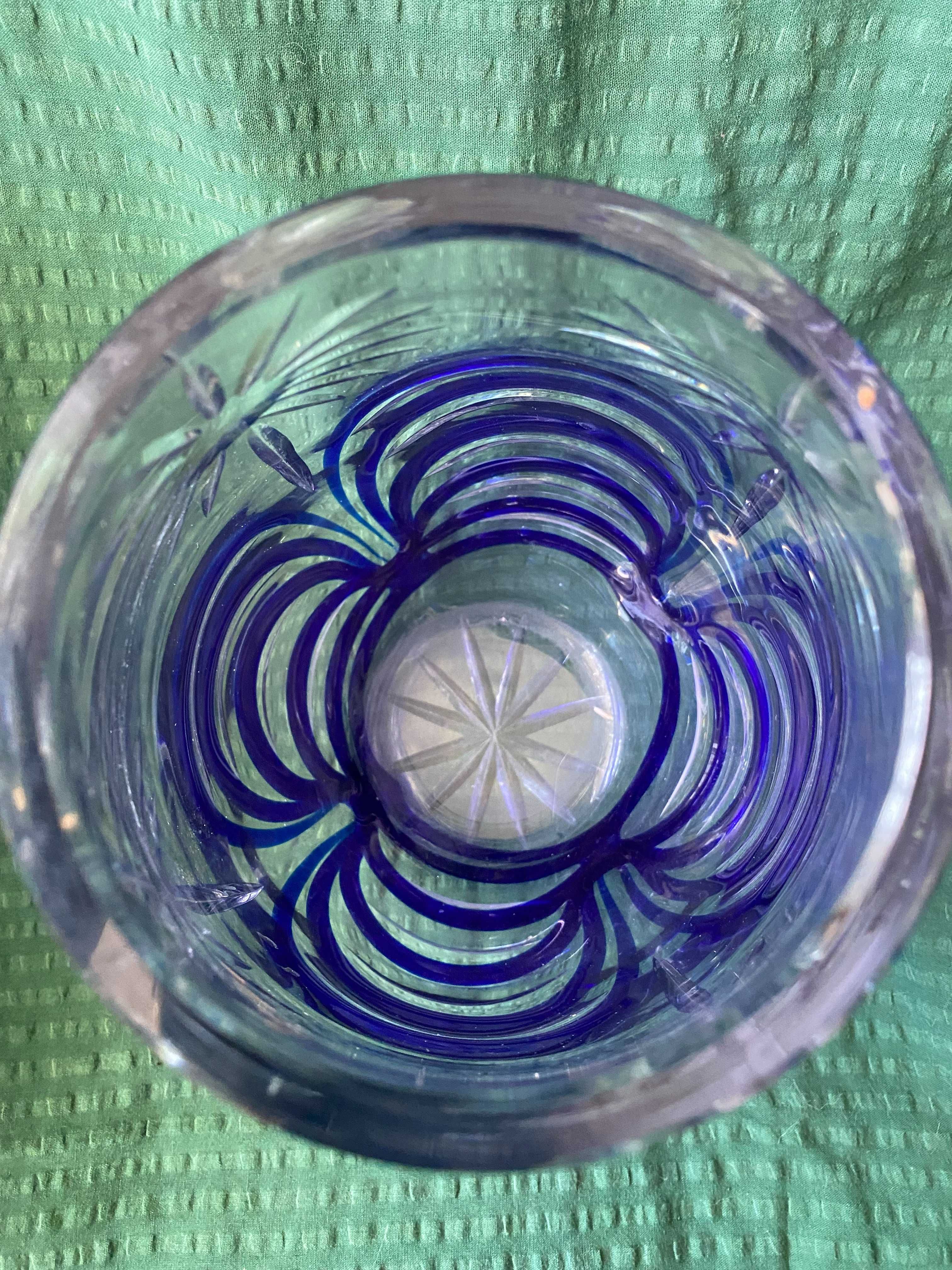 Niebieski wazon z kryształu