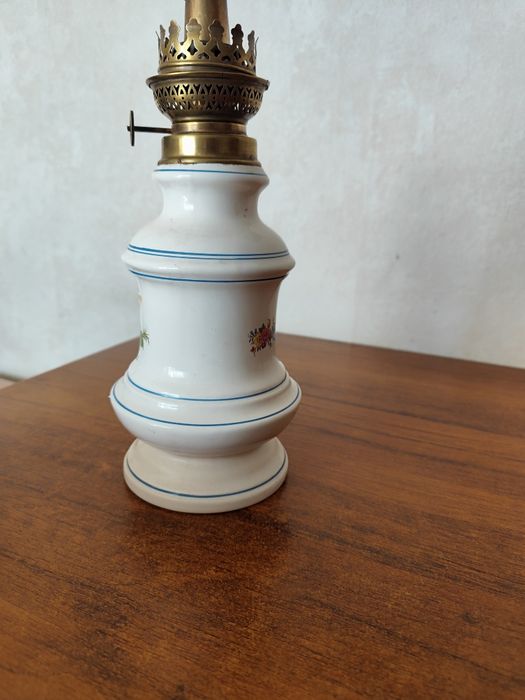 Lampa naftowa w kwiatki bez cylindra