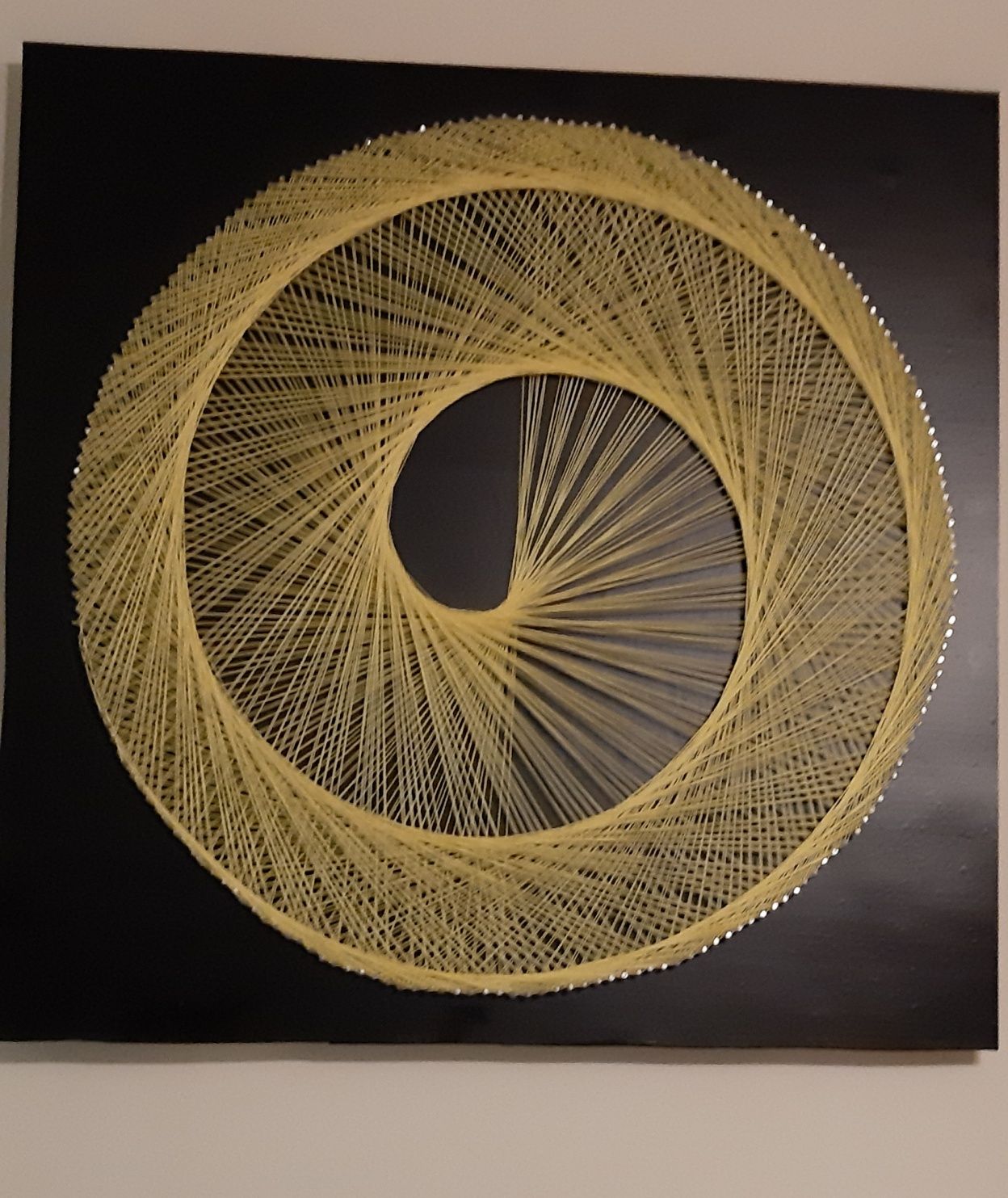 String Art obraz tkany swiecacy w nocy fluo