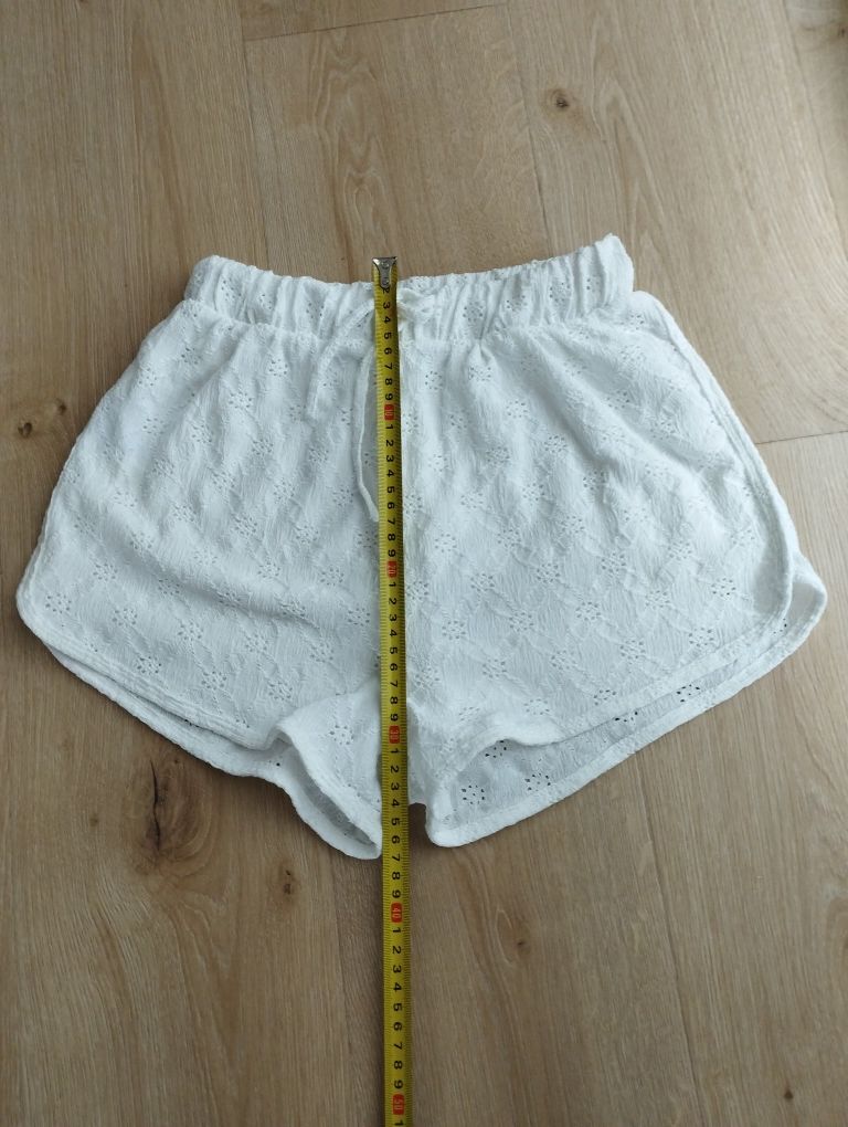 Białe krótkie ażurowe haft szorty spodenki Zara 36(S)