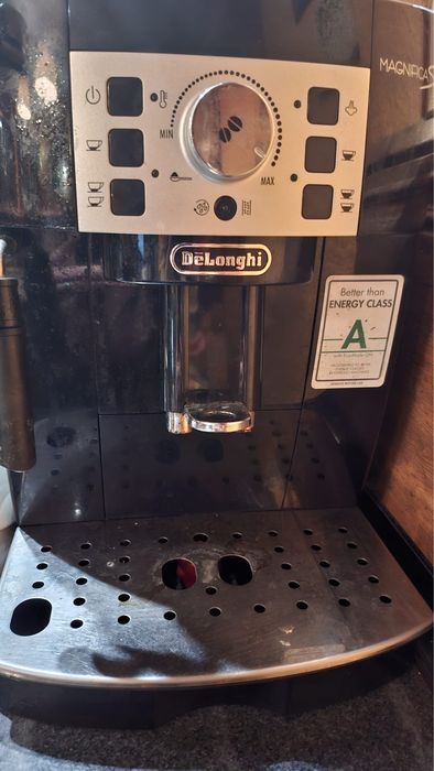 Maquina de café DeLonghi,faz tb chá,capuccino e aquece o leite.